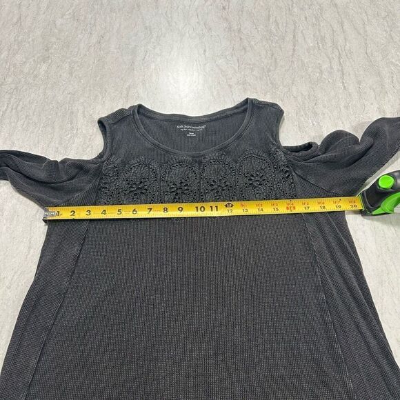 Soft Surroundings Embroidered Cold Shoulder Waffle Knit Gray Top Size L - Picture 8 of 12